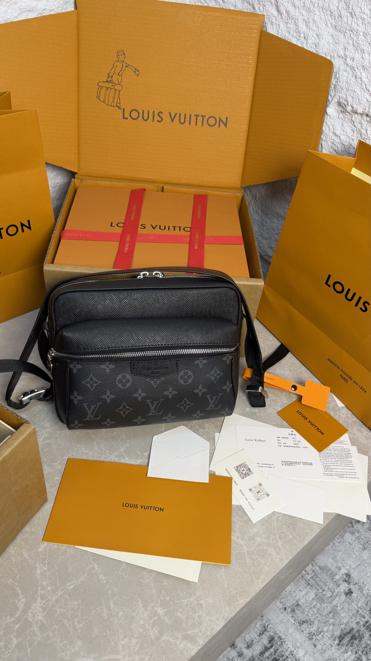 LOUIS VUITTON - SACS MESSENGER OUTDOOR
